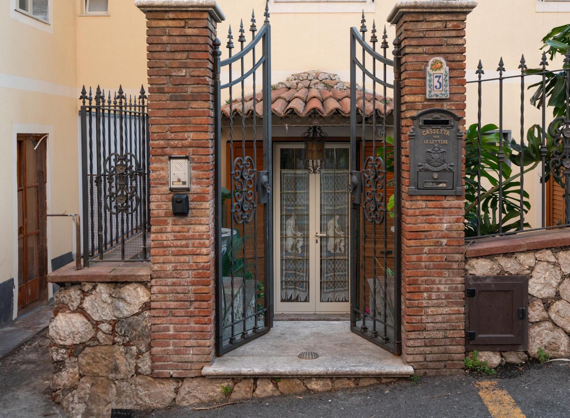 Апартаменти Casa D'Arte Таорміна Екстер'єр фото